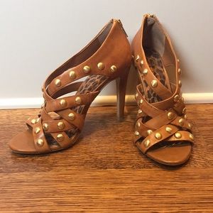 Tan stappy heel with gold detail!